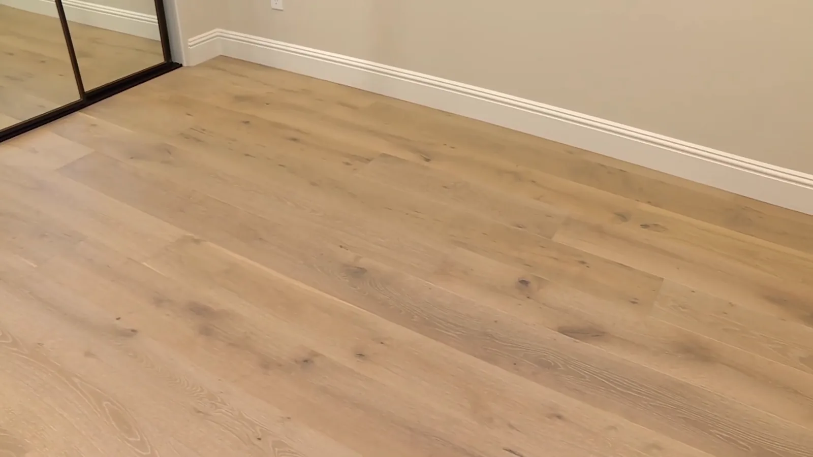 Light oak plank detail