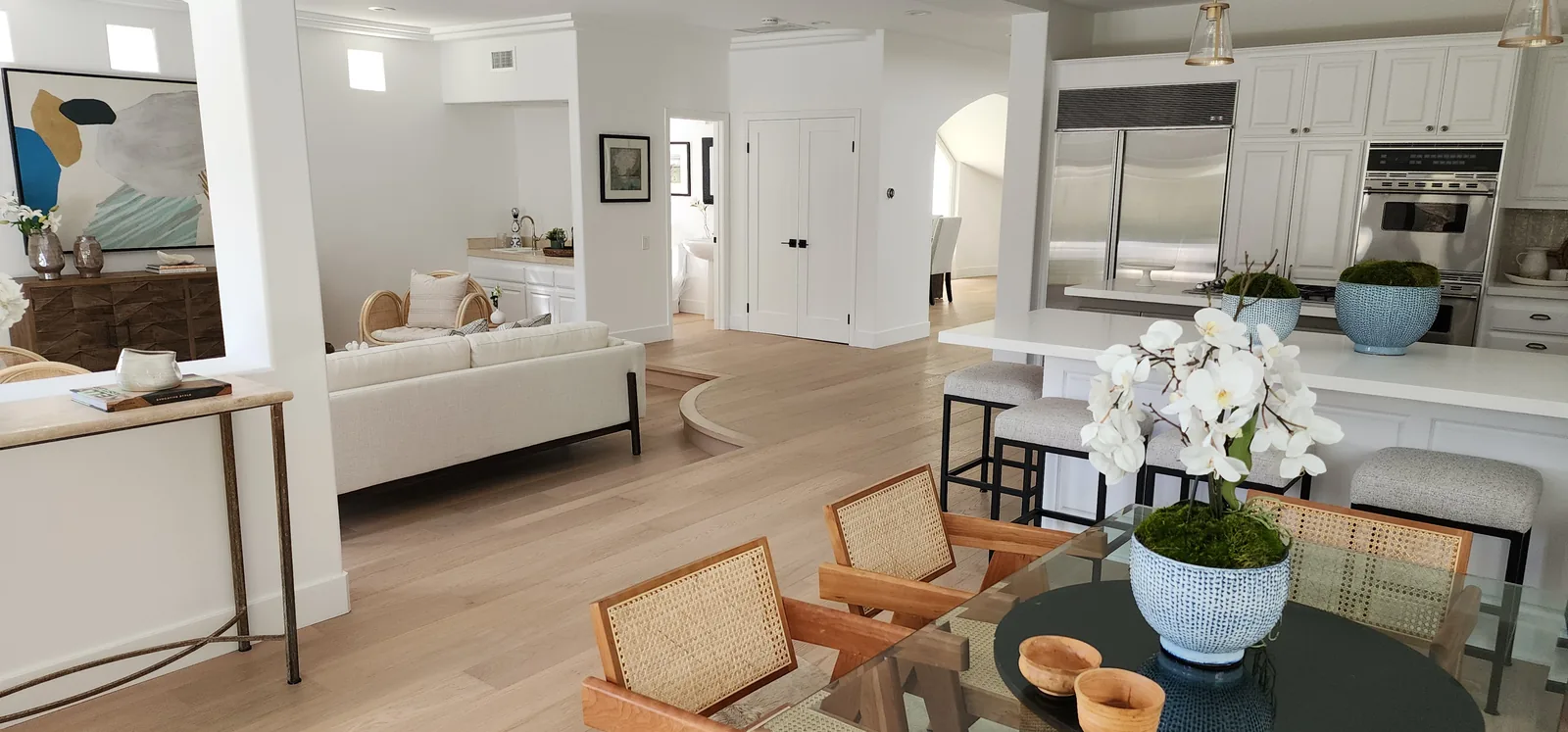 Living room with a curved step and light oak flooring